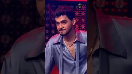 Aankhein Meri Lal Kyun Hain? Lyrics English Translation – Raaj Babu | Hustle 5